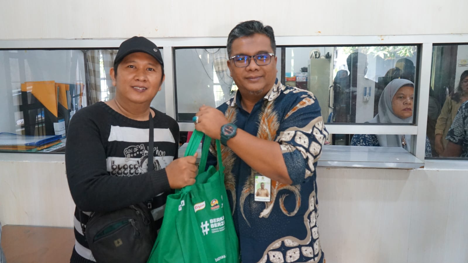 Pembagian Bantuan Paket Baznas Kota Medan Kepada Warga Kecamatan Medan Perjuangan pada Kamis (07/03).